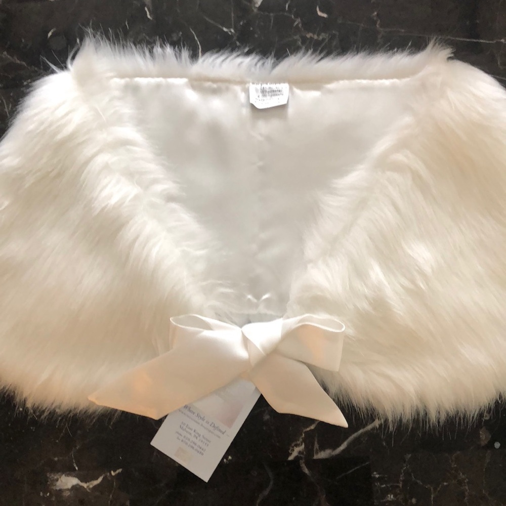 Girls faux fur cape.